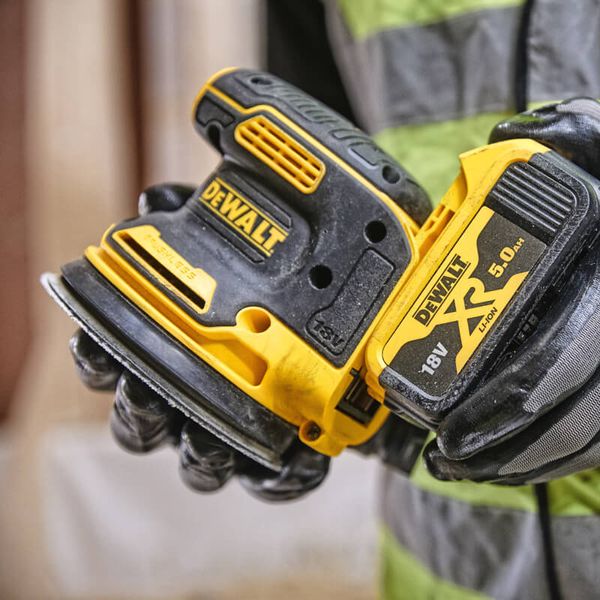 Шліфувальна машина ексцентрикова акумуляторна безщіткова DeWALT DCW210P2 DCW210P2 фото