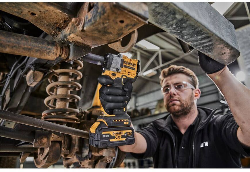 Гайкокрут ударний акумуляторний безщітковий DeWALT DCF921NT dcf921nt фото