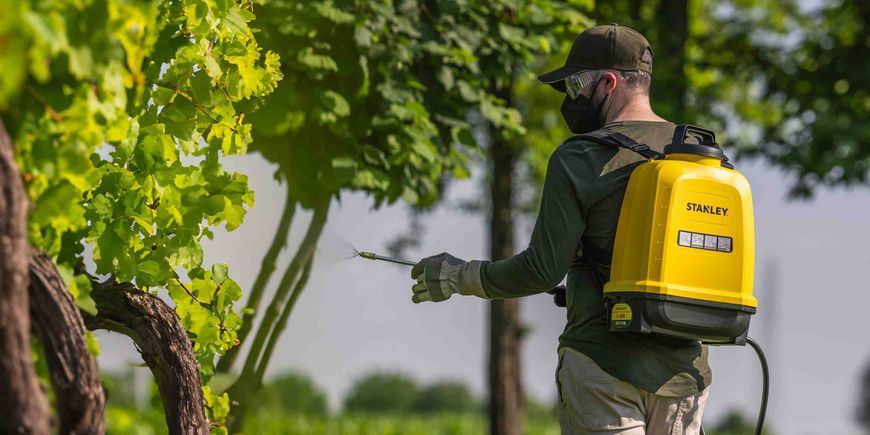 Ранцевый аккумуляторный опрыскиватель STANLEY SXSPBS12E sxspbs12e фото