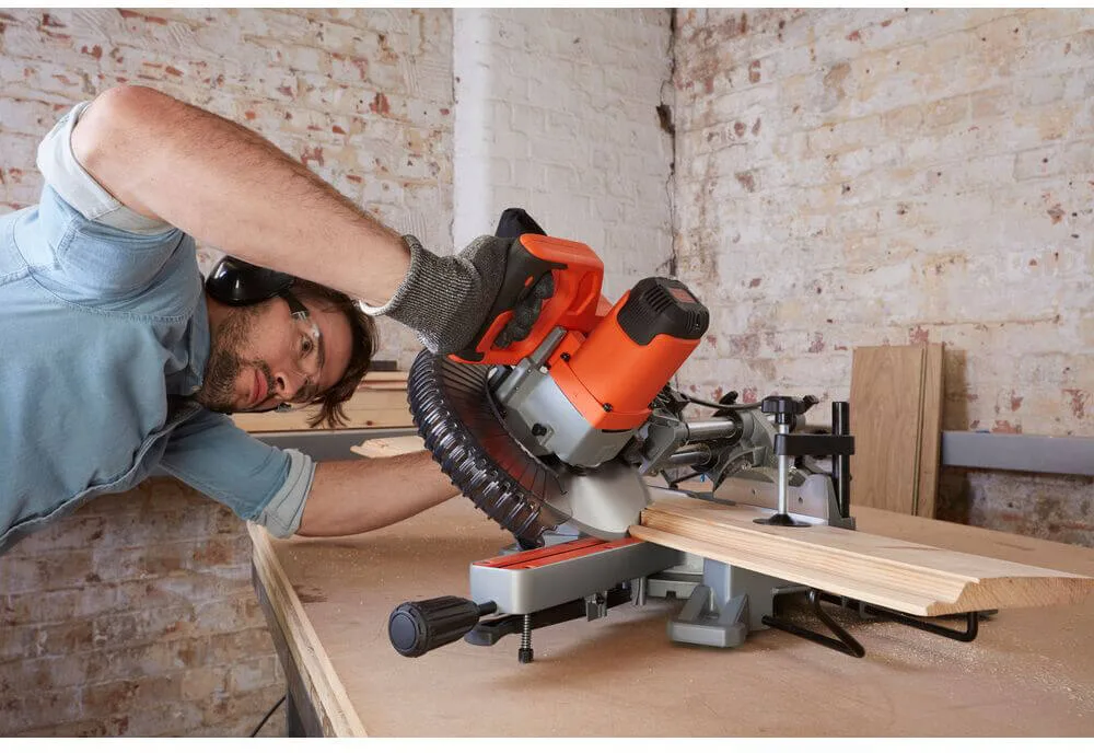Пила торцовочная сетевая BLACK+DECKER BES700