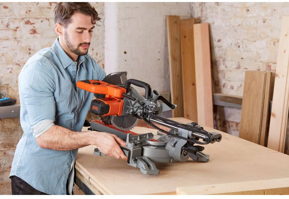 Пила торцовочная сетевая BLACK+DECKER BES700
