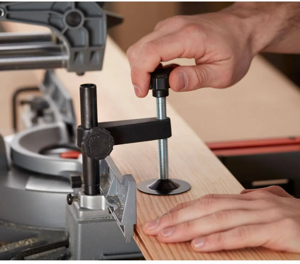 Пила торцовочная сетевая BLACK+DECKER BES700