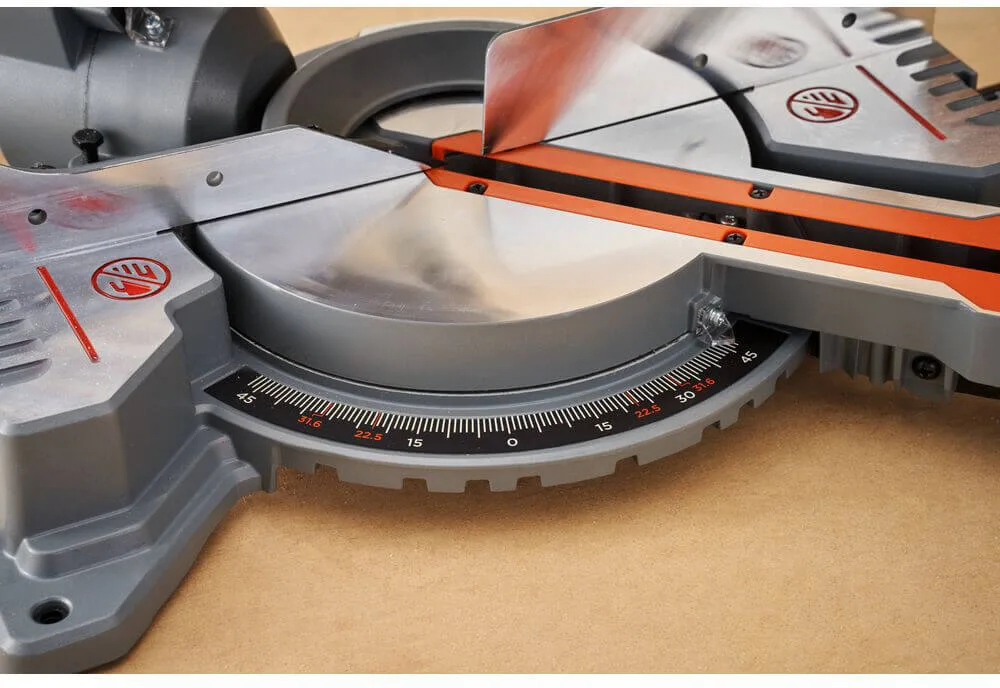 Торцовочная пила сетевая BLACK+DECKER BES701