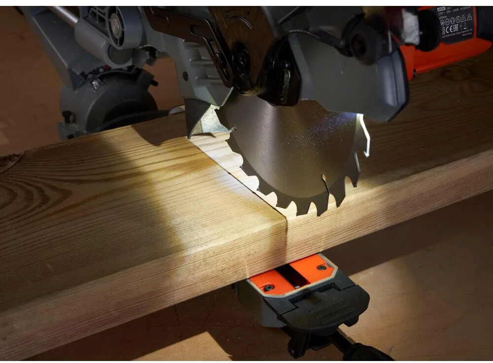 Торцовочная пила сетевая BLACK+DECKER BES701