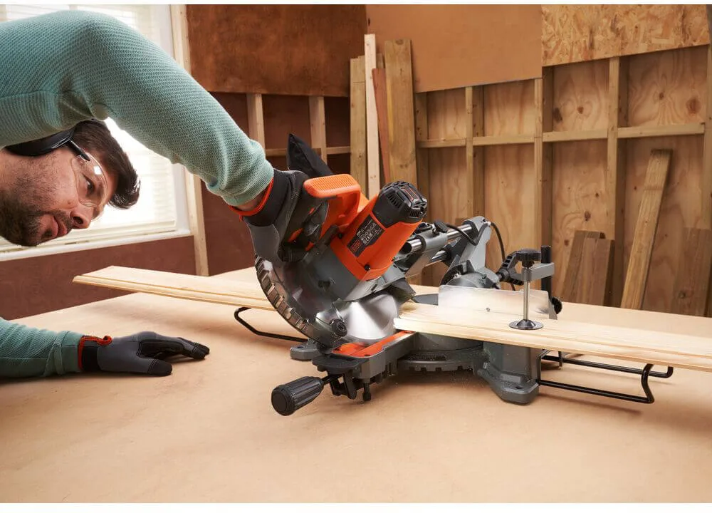 Торцовочная пила сетевая BLACK+DECKER BES701