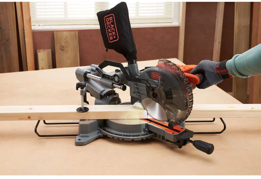 Торцовочная пила сетевая BLACK+DECKER BES701