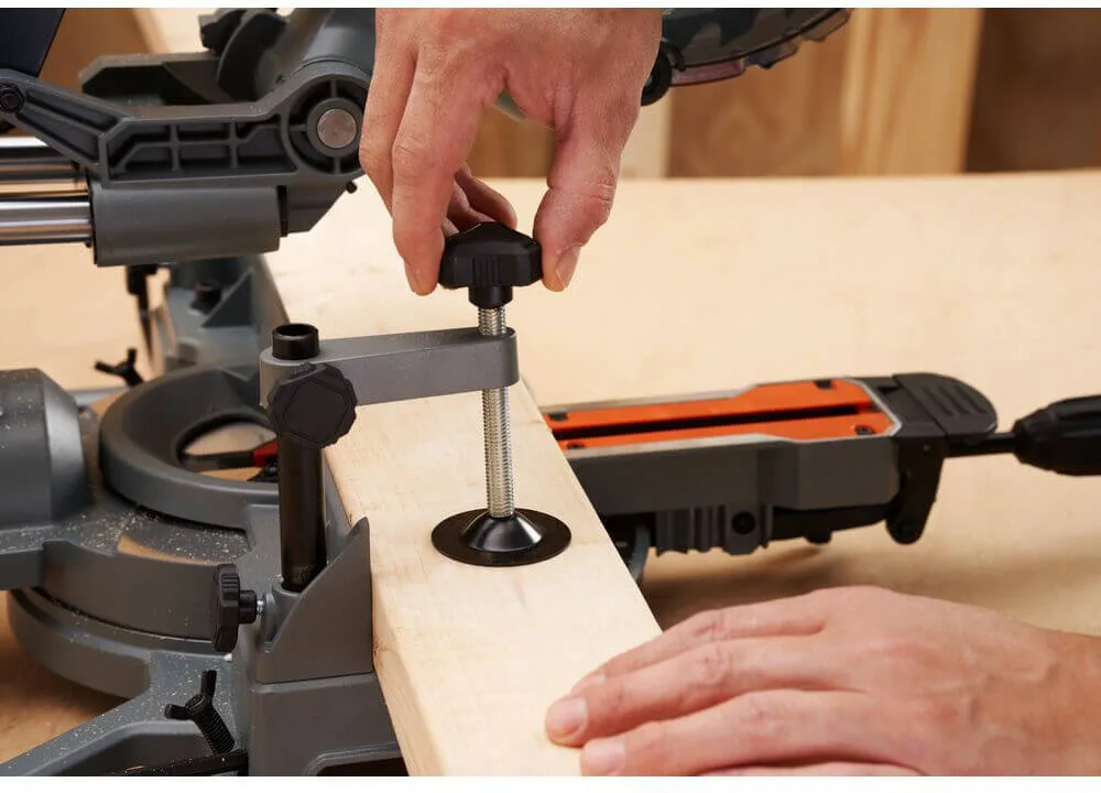 Торцовочная пила сетевая BLACK+DECKER BES701
