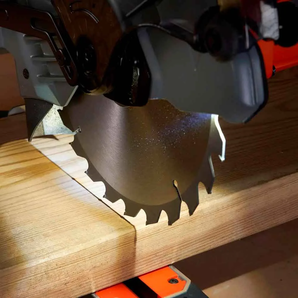 Торцовочная пила сетевая BLACK+DECKER BES702