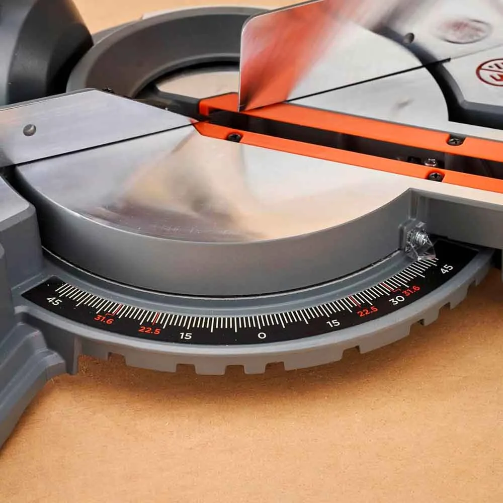 Торцовочная пила сетевая BLACK+DECKER BES702