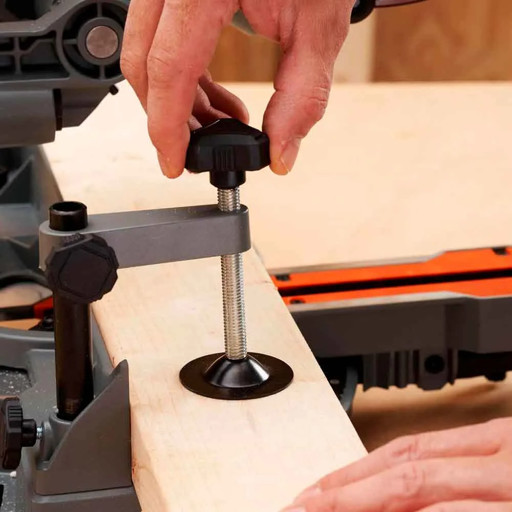 Торцовочная пила сетевая BLACK+DECKER BES702
