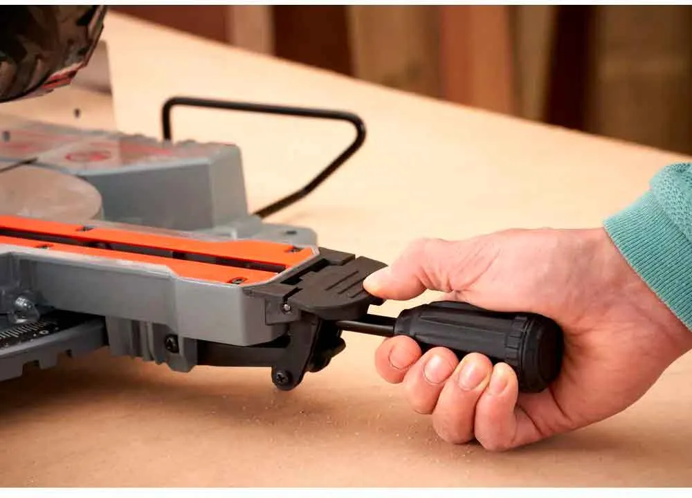 Торцовочная пила сетевая BLACK+DECKER BES702