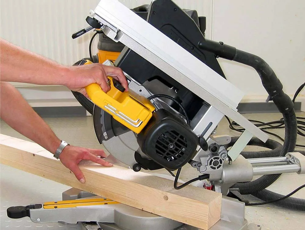 Пила торцовочная DeWalt D27111