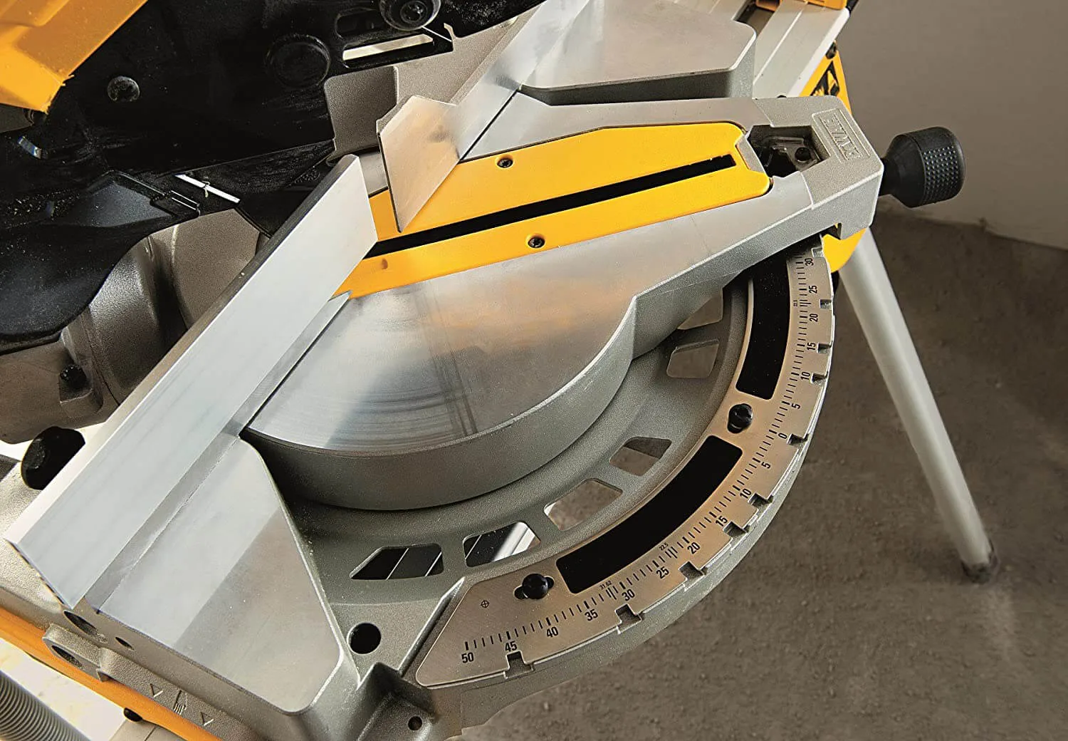 Пила торцовочная DeWalt D27113