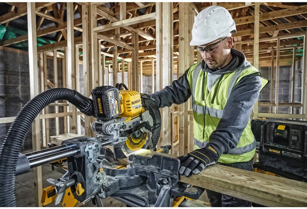 Аккумуляторная бесщеточная торцовочная пила DeWALT DCS727N