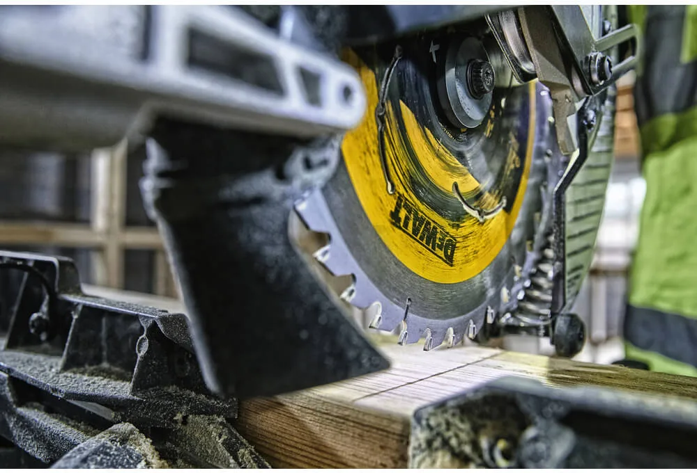 Аккумуляторная бесщеточная торцовочная пила DeWALT DCS727N