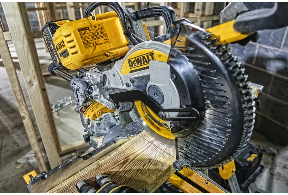 Аккумуляторная бесщеточная торцовочная пила DeWALT DCS727N