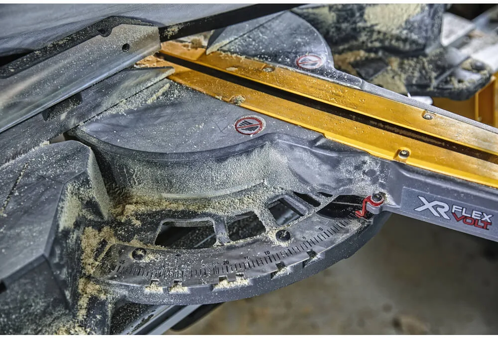 Аккумуляторная бесщеточная торцовочная пила DeWALT DCS727N