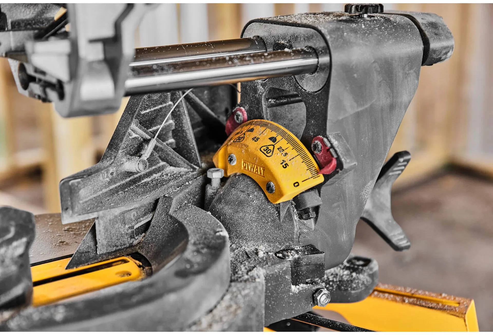 Аккумуляторная торцовочная пила DeWALT DCS781N без щеток.