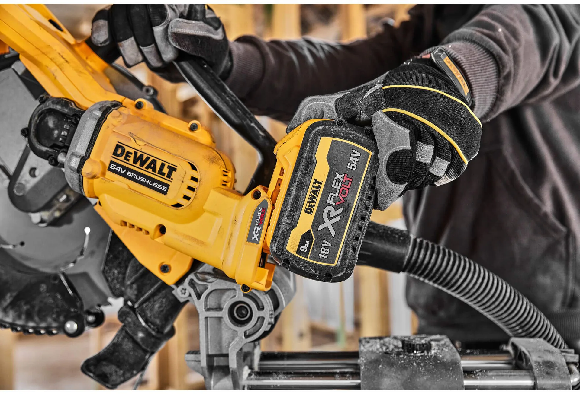 Аккумуляторная торцовочная пила DeWALT DCS781N без щеток.