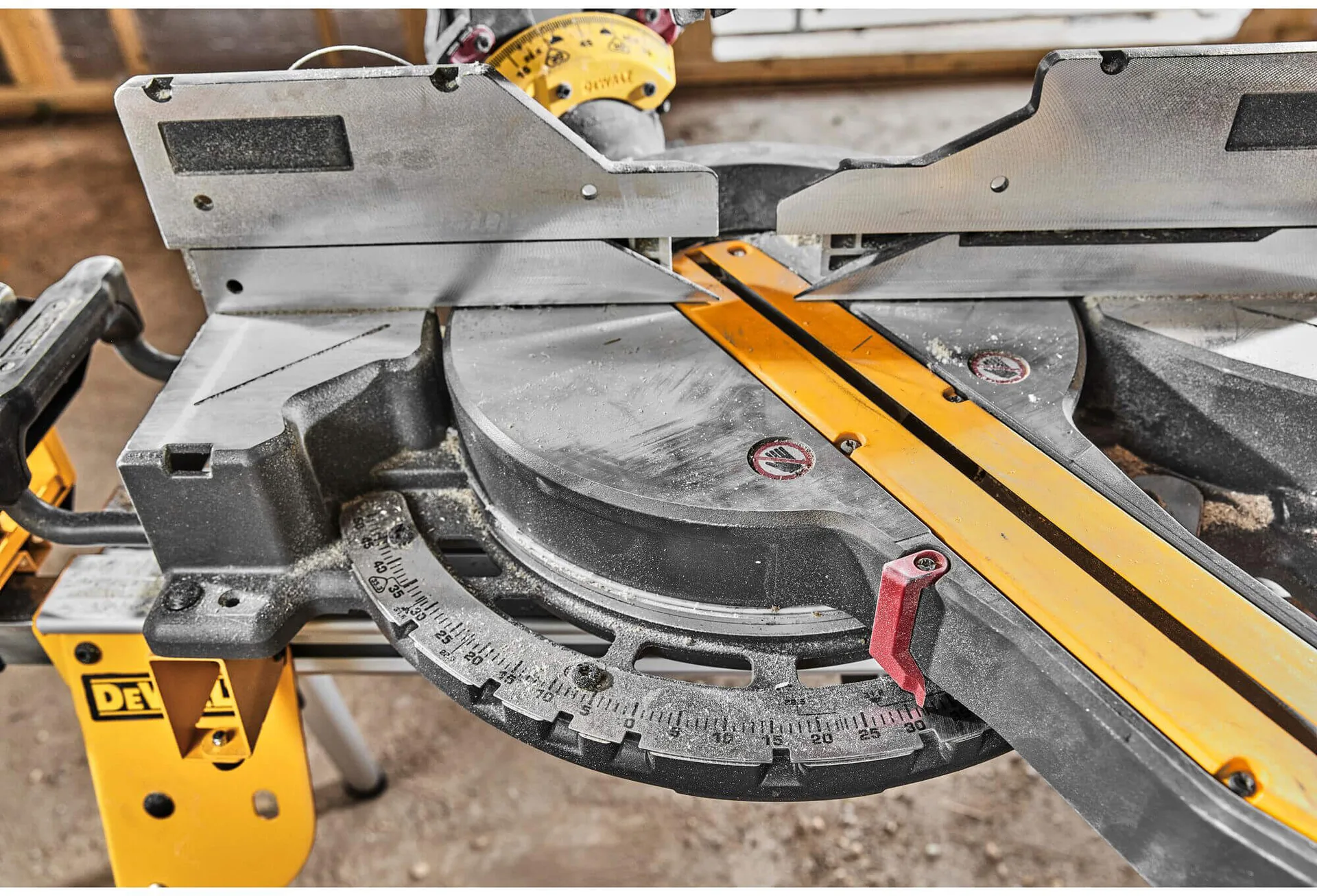 Аккумуляторная торцовочная пила DeWALT DCS781N без щеток.