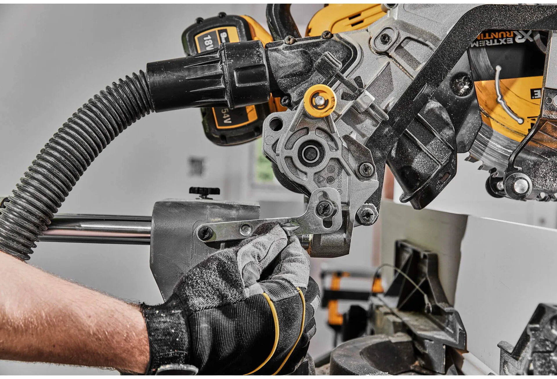 Аккумуляторная торцовочная пила DeWALT DCS781N без щеток.