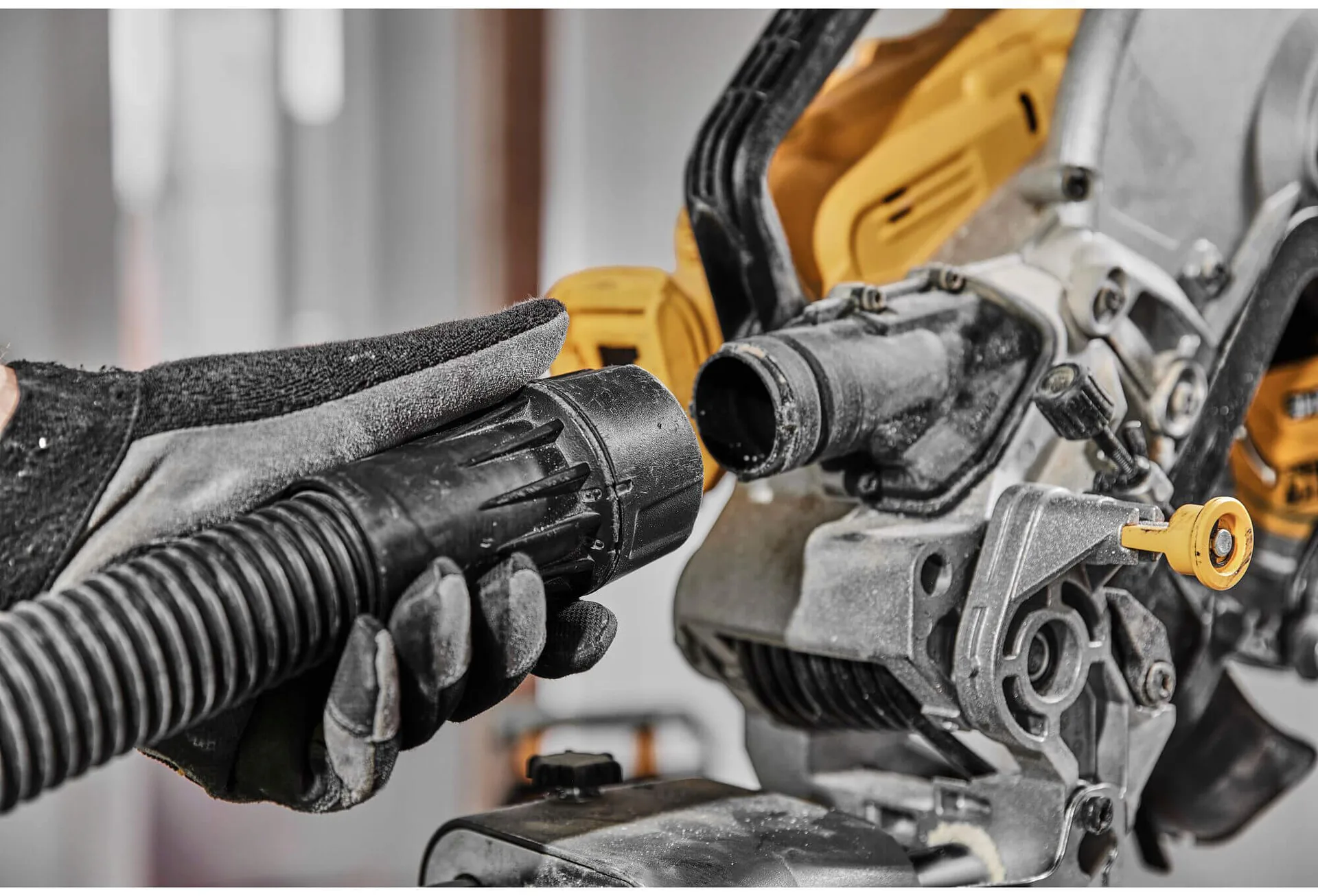 Аккумуляторная торцовочная пила DeWALT DCS781N без щеток.