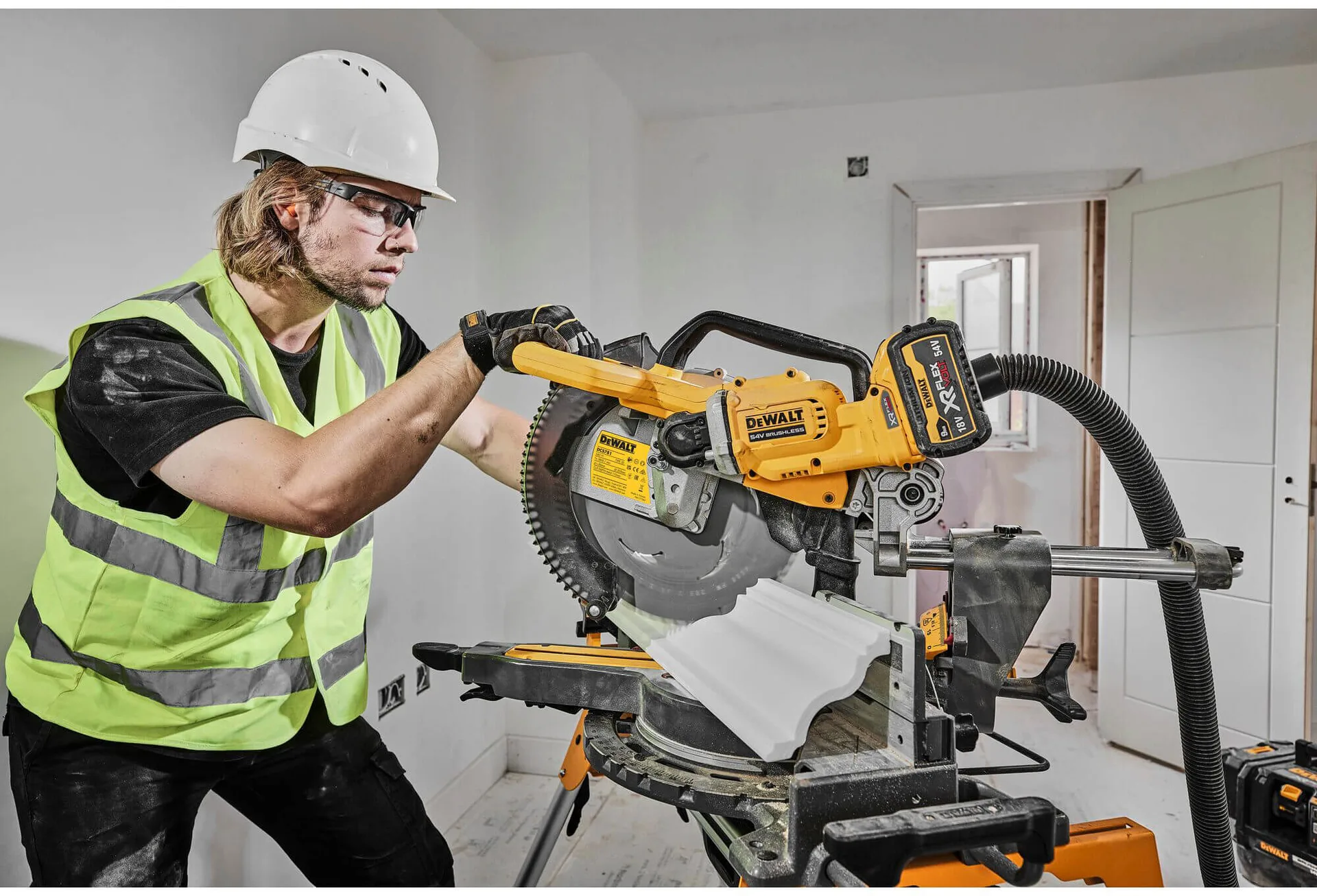 Аккумуляторная торцовочная пила DeWALT DCS781N без щеток.