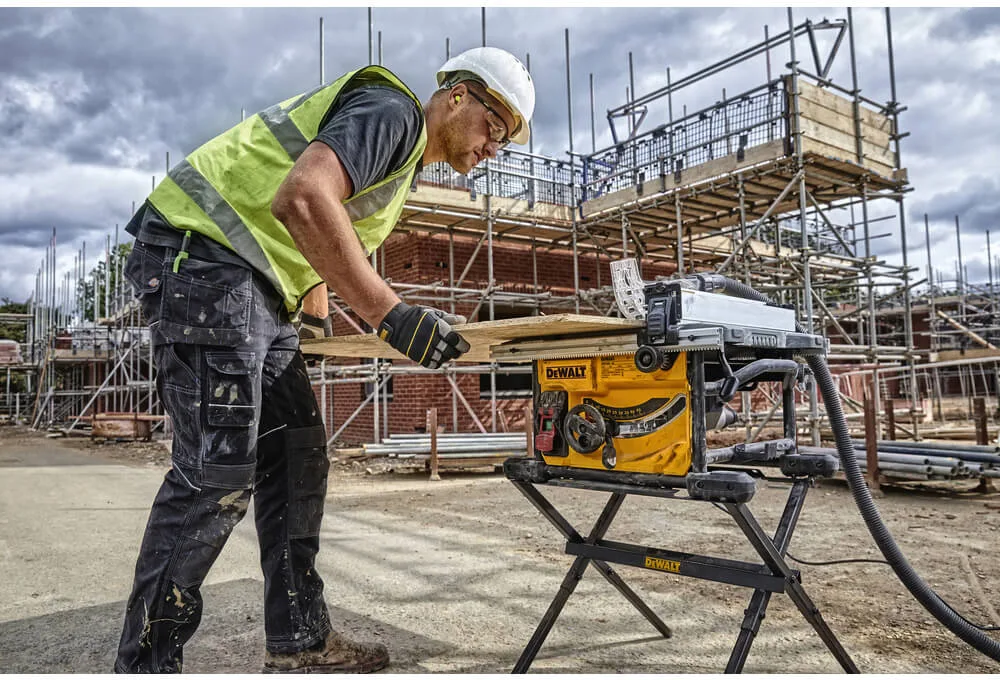 Настольная сетевая циркулярная пила DeWALT DWE7485