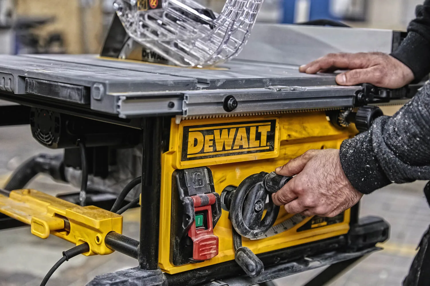 Настольная сетевая пила DeWALT DWE7492