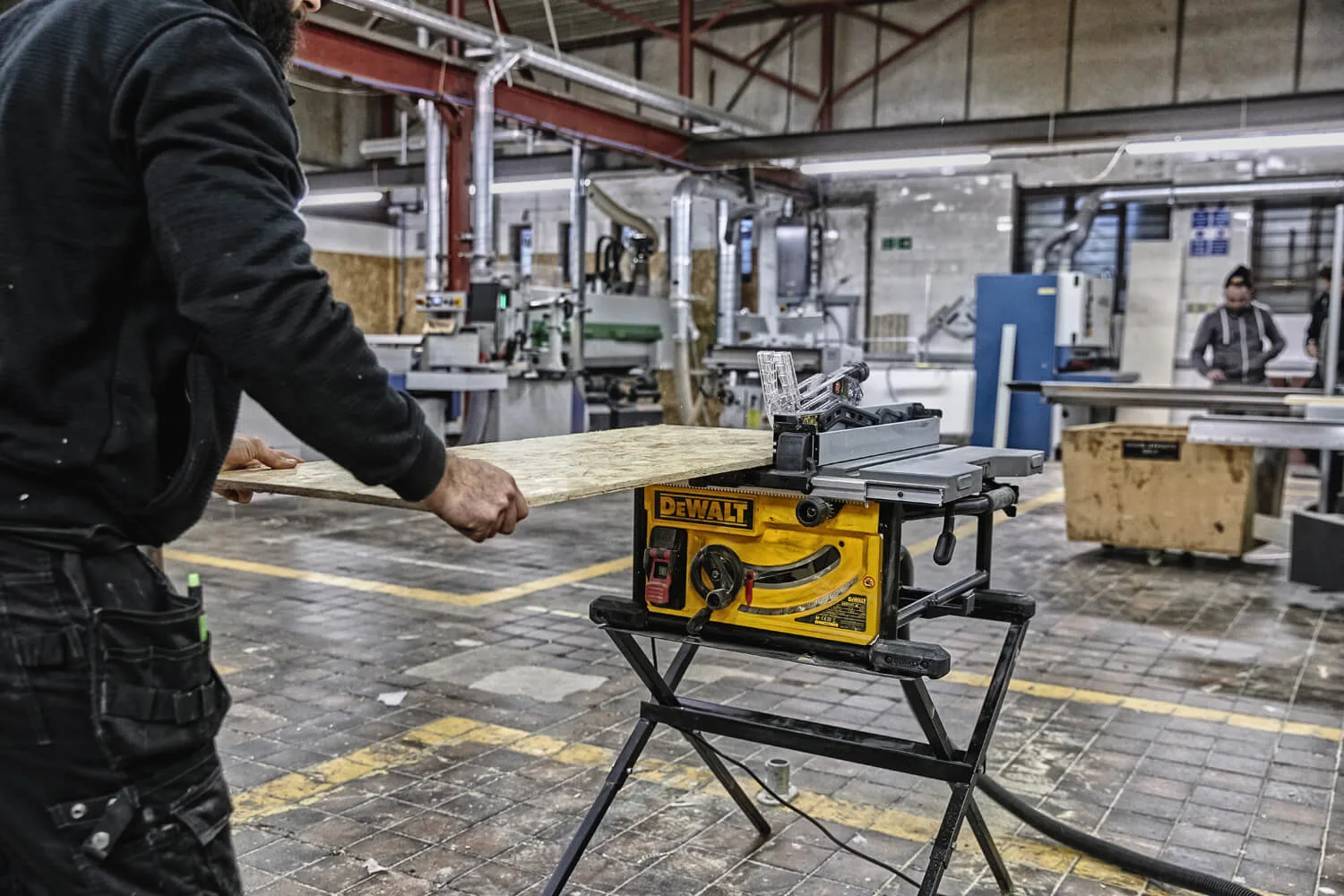 Настольная сетевая пила DeWALT DWE7492
