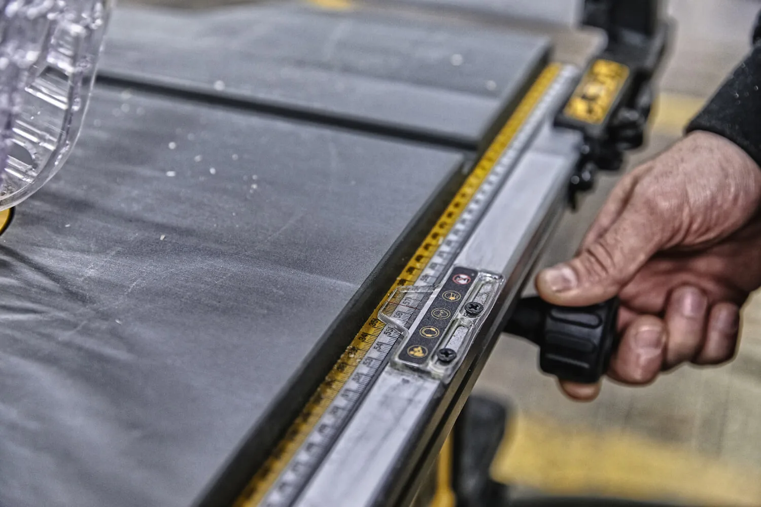 Настольная сетевая пила DeWALT DWE7492