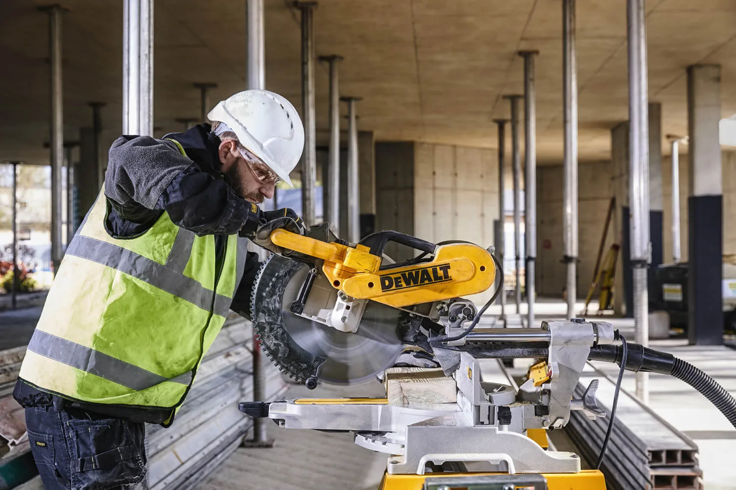 Пила торцовочная DeWalt DWS780