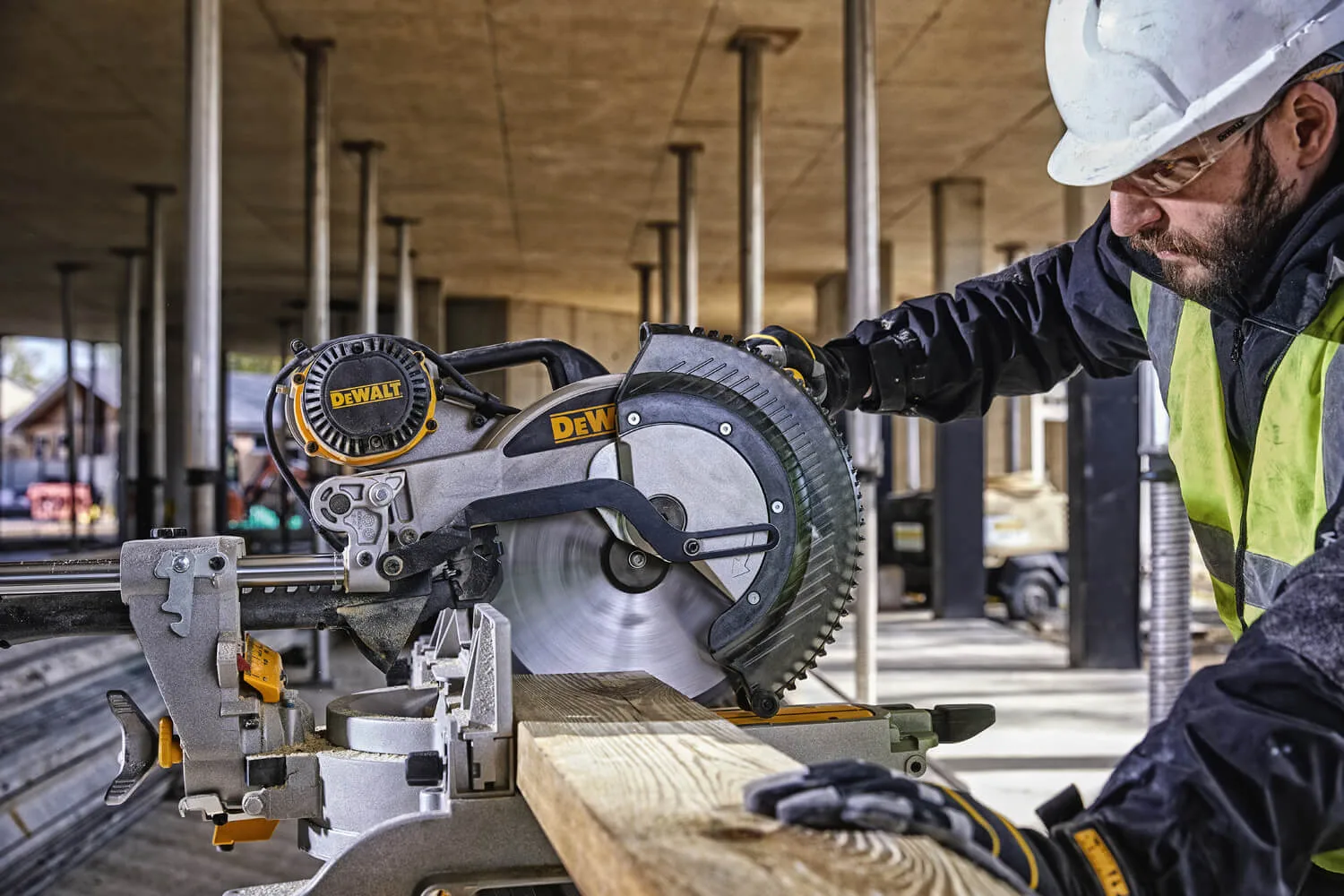 Пила торцовочная DeWalt DWS780