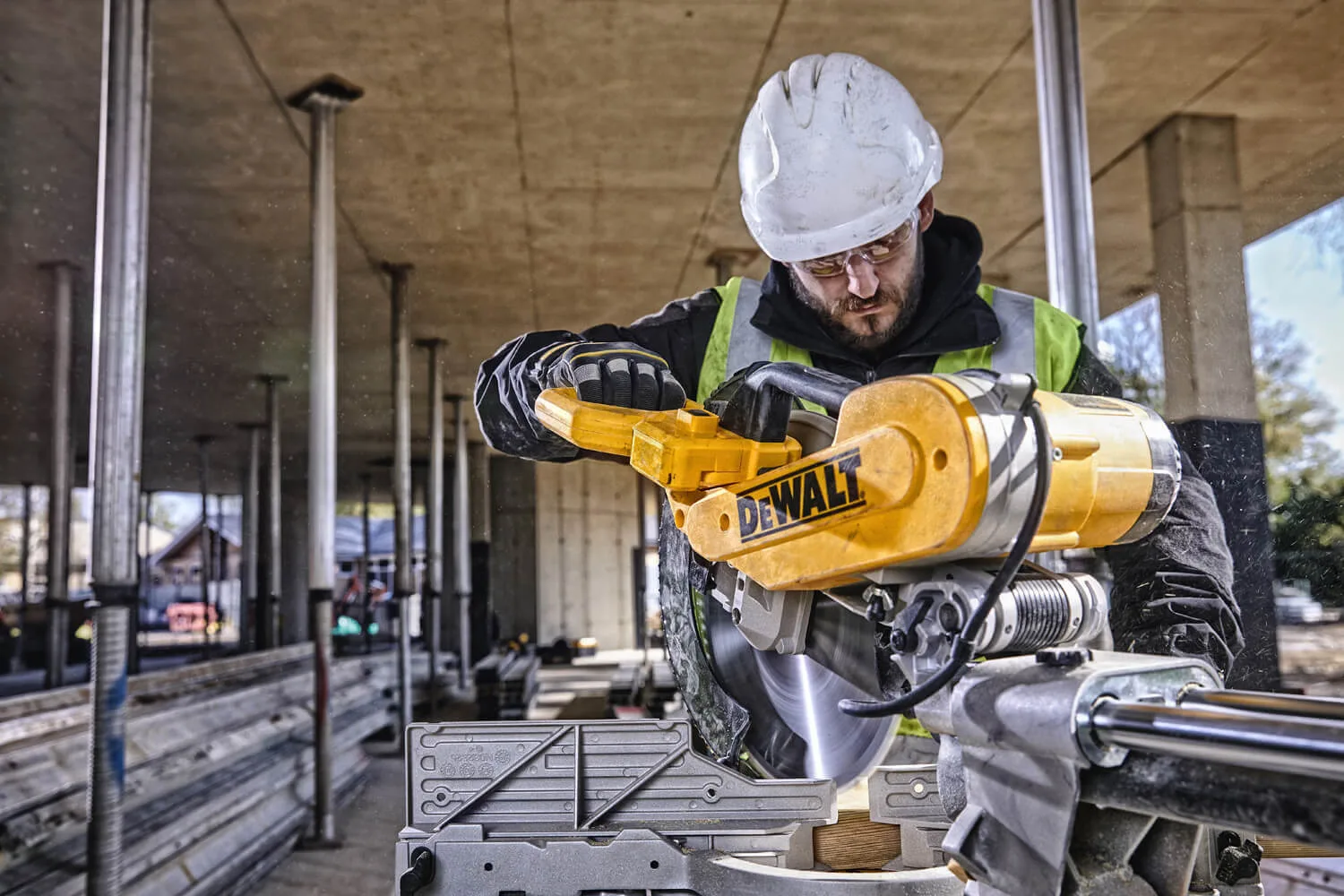 Пила торцовочная DeWalt DWS780