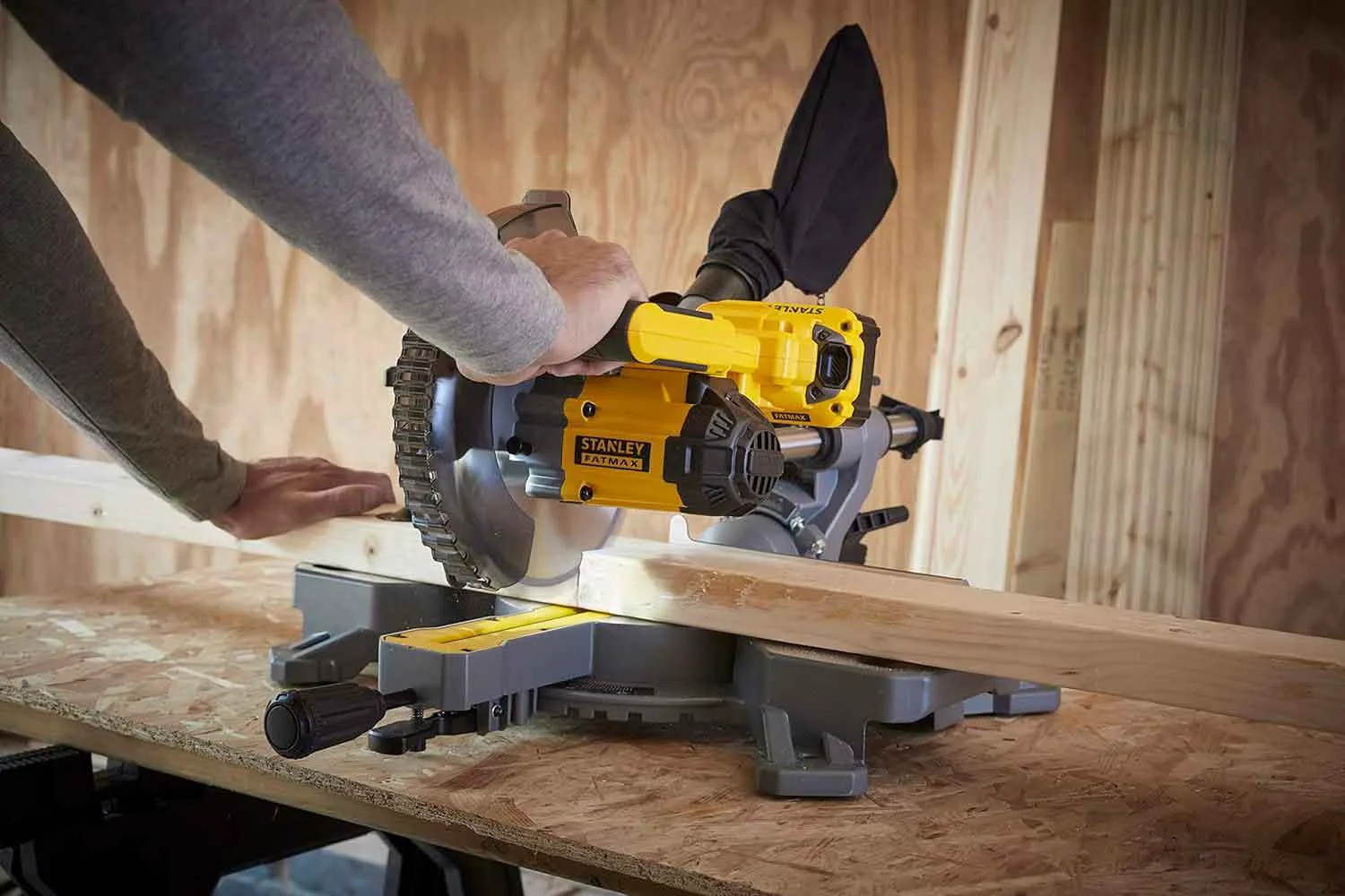 Пила торцювальна акумуляторна STANLEY FATMAX SFMCS701M1+SFMCS600B