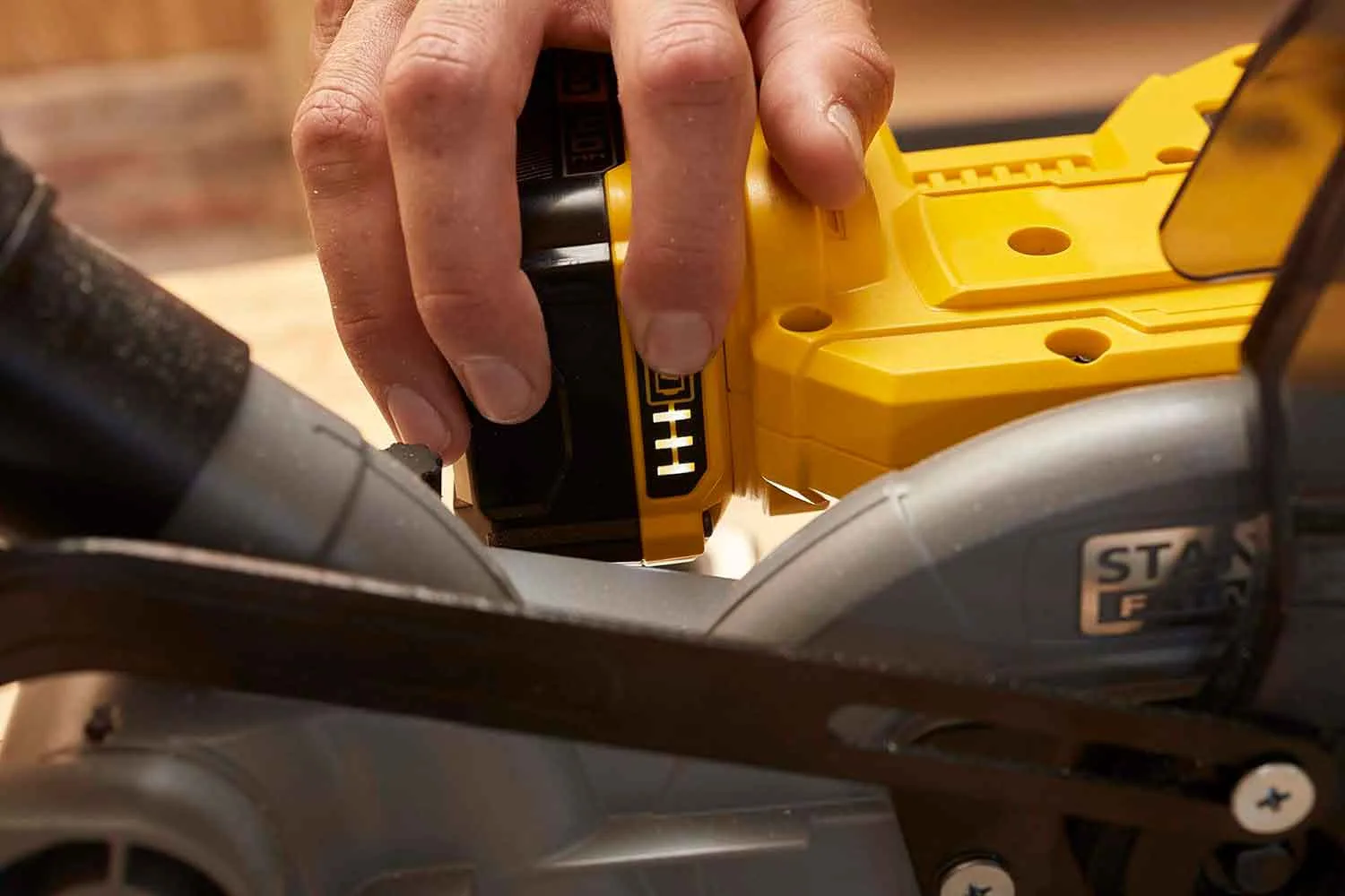 Пила торцювальна акумуляторна STANLEY FATMAX SFMCS701M1+SFMCS600B