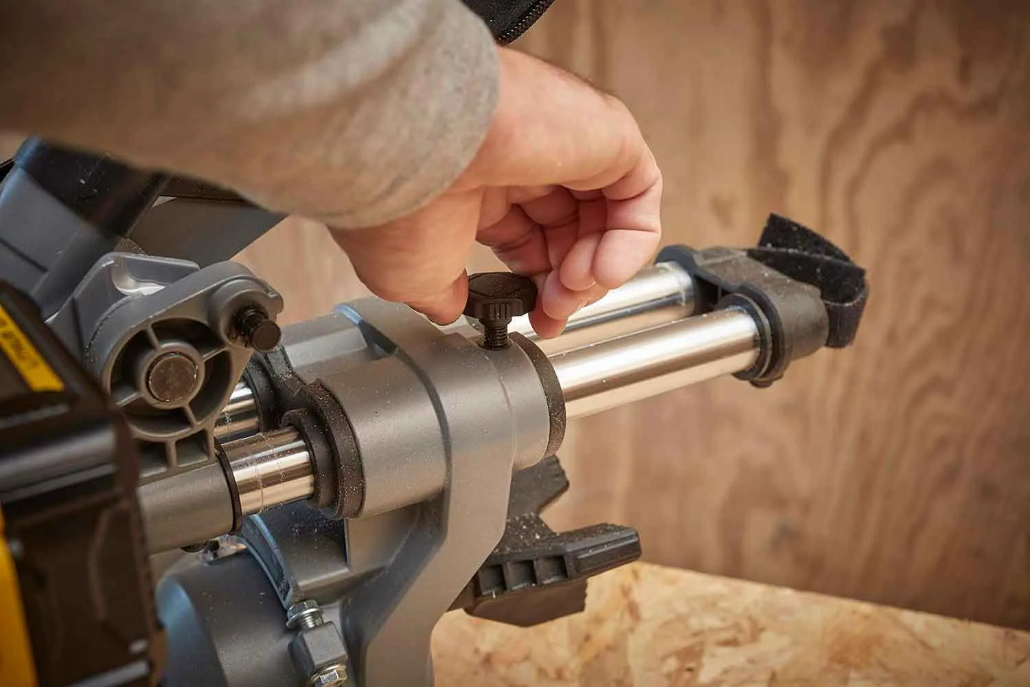 Пила торцювальна акумуляторна STANLEY FATMAX SFMCS701M1+SFMCS600B