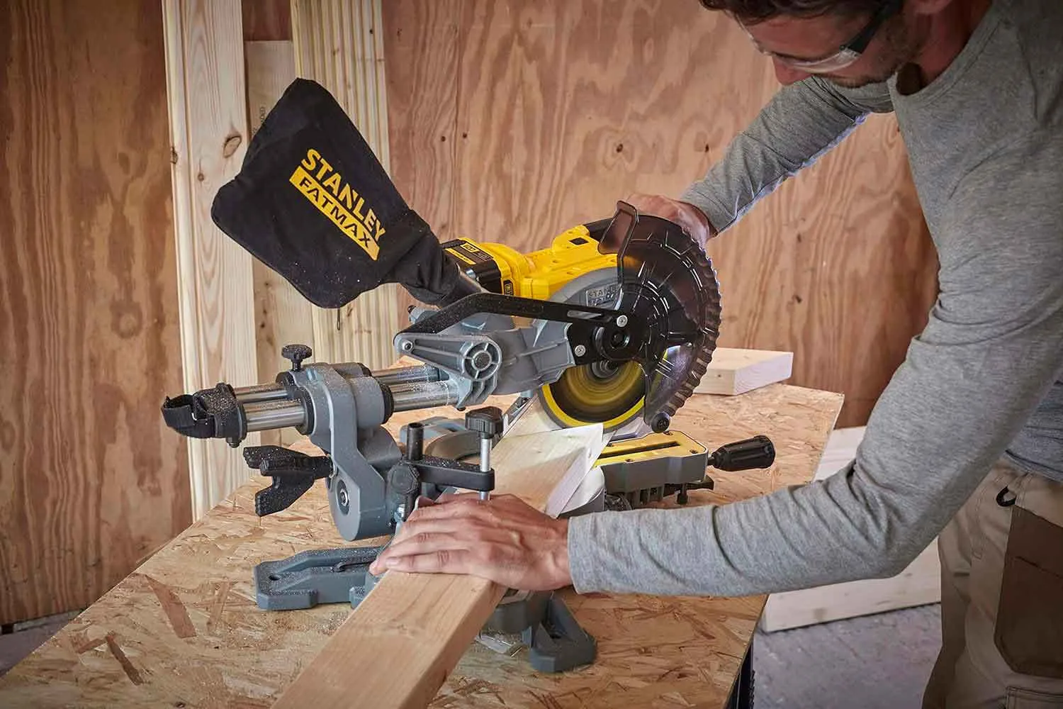 Пила торцювальна акумуляторна STANLEY FATMAX SFMCS701M1+SFMCS600B