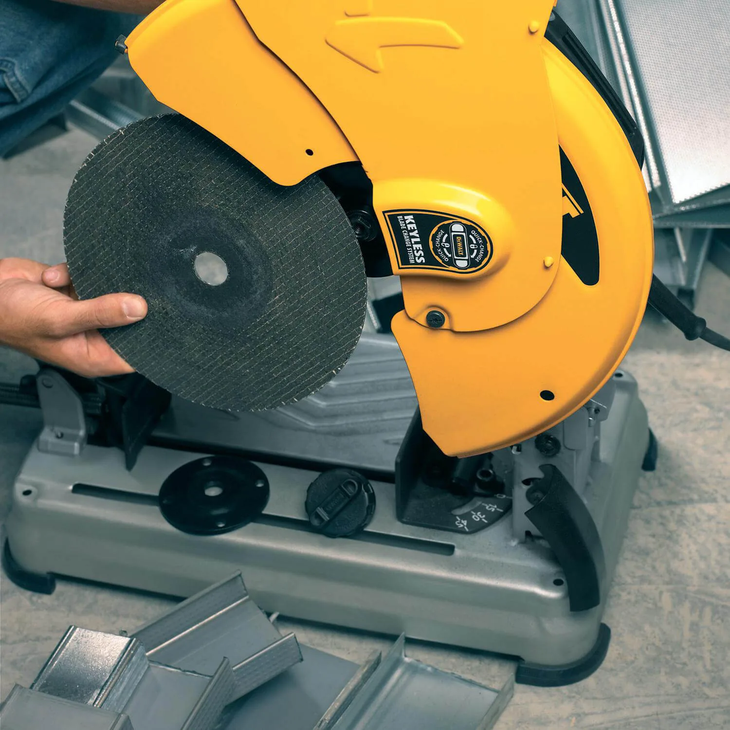 Пила відрізна по металу DeWalt D28715