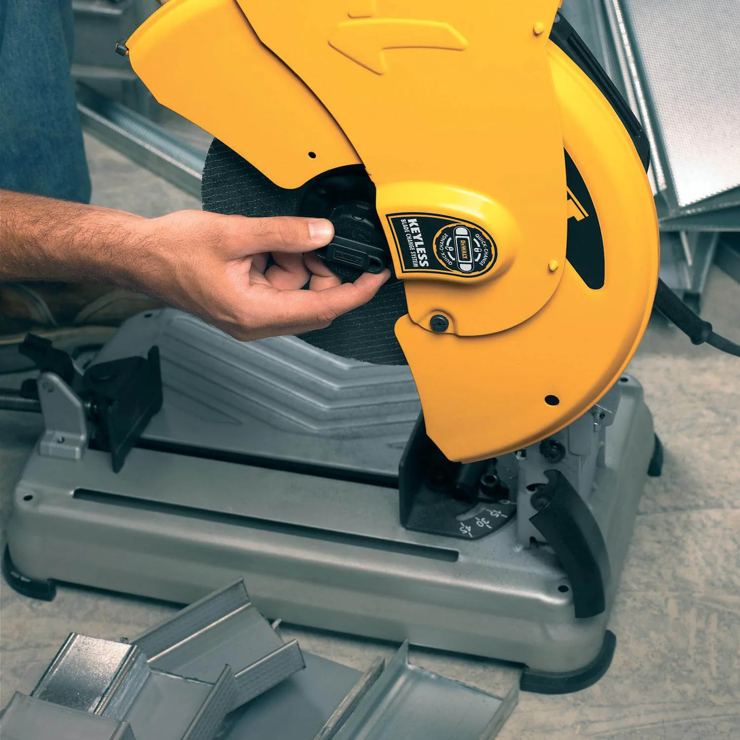 Пила відрізна по металу DeWalt D28715
