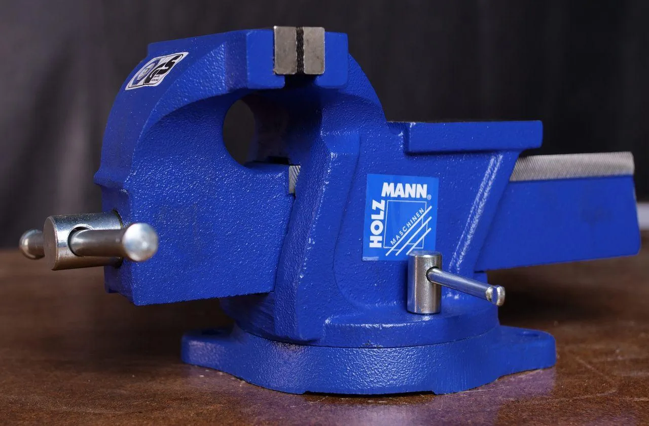 Тиски настольные в комплекте с поворотной плитой Holzmann WBS 125N