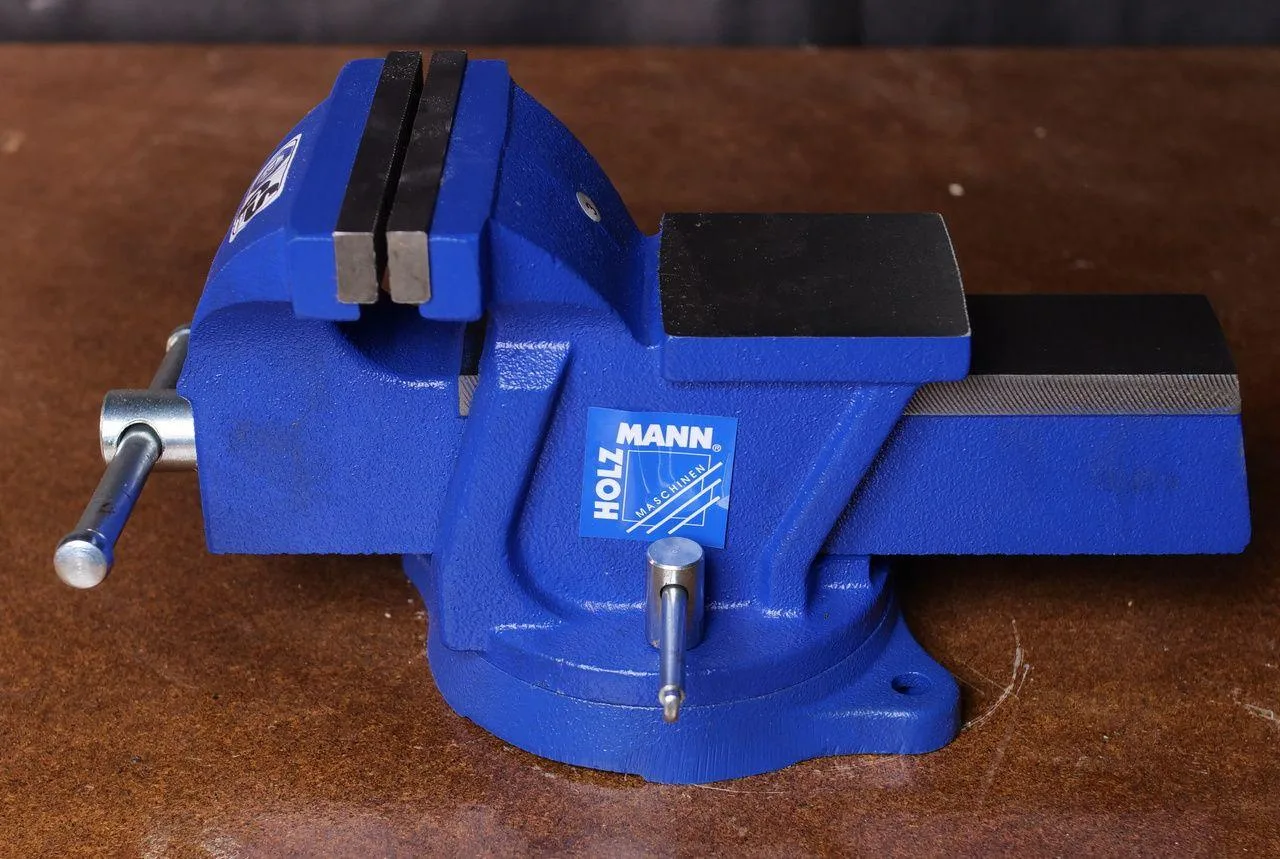 Тиски настольные в комплекте с поворотной плитой Holzmann WBS 125N