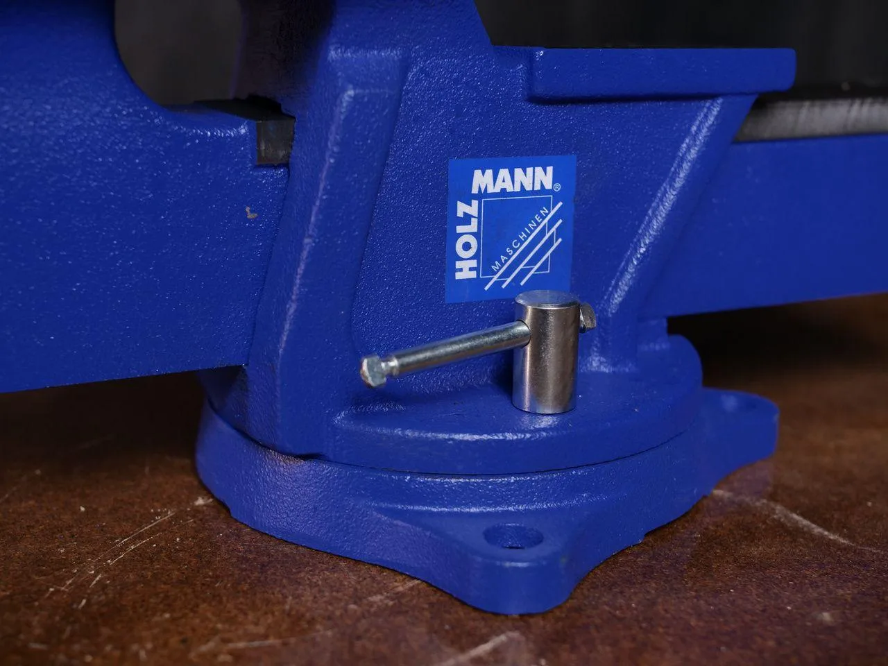 Тиски настольные в комплекте с поворотной плитой Holzmann WBS 150N