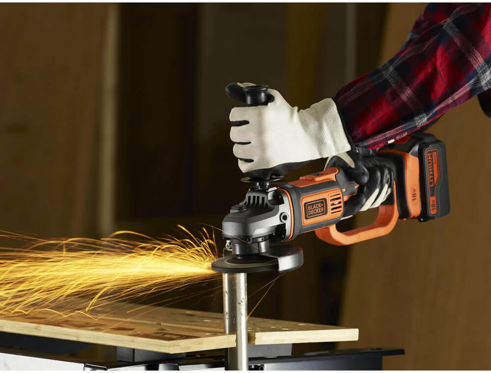 Угловая шлифовальная машина - аккумуляторная болгарка BLACK+DECKER BCG720M1