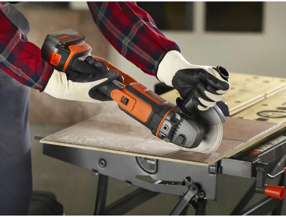 Угловая шлифовальная машина - аккумуляторная болгарка BLACK+DECKER BCG720M1