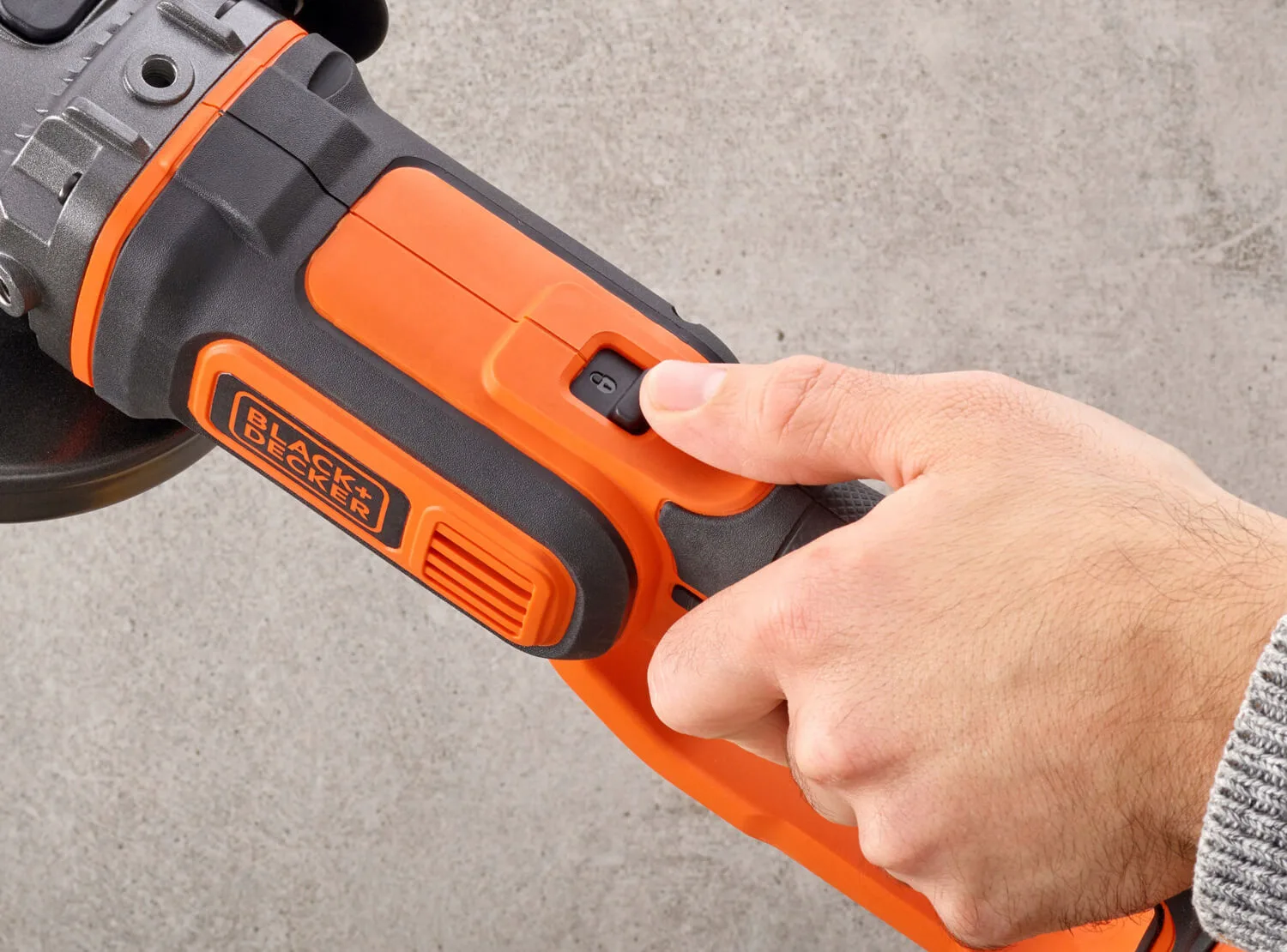 Угловая шлифовальная машина - аккумуляторная болгарка BLACK+DECKER BCG720N