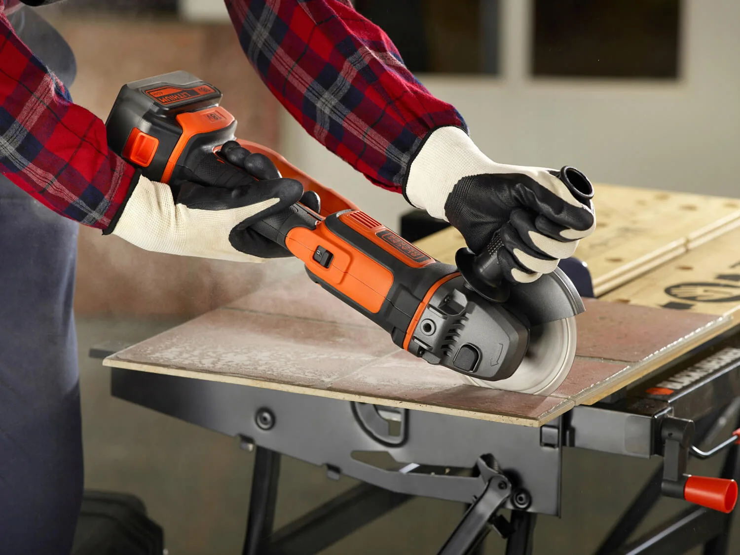 Угловая шлифовальная машина - аккумуляторная болгарка BLACK+DECKER BCG720N