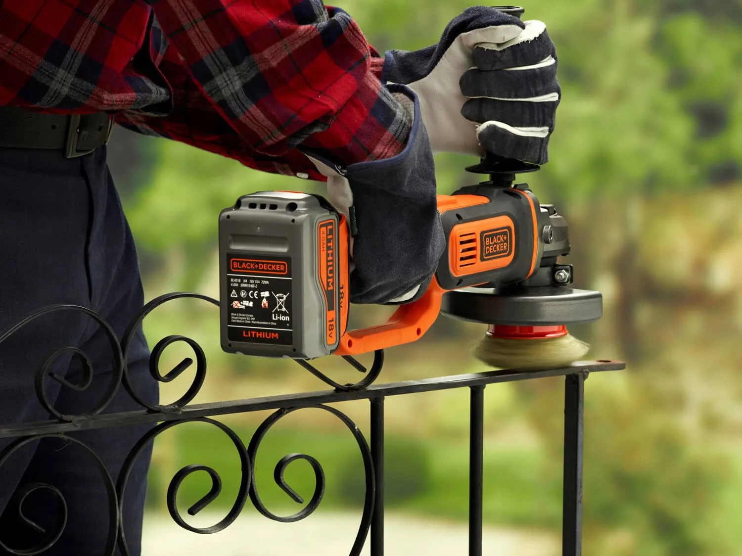 Угловая шлифовальная машина - аккумуляторная болгарка BLACK+DECKER BCG720N