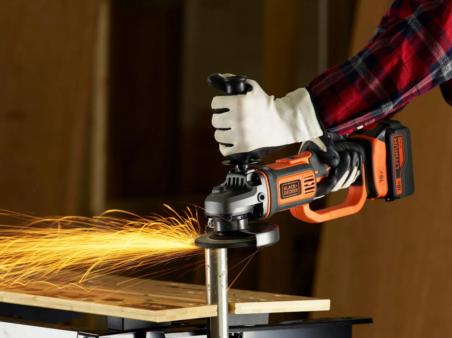 Угловая шлифовальная машина - аккумуляторная болгарка BLACK+DECKER BCG720N