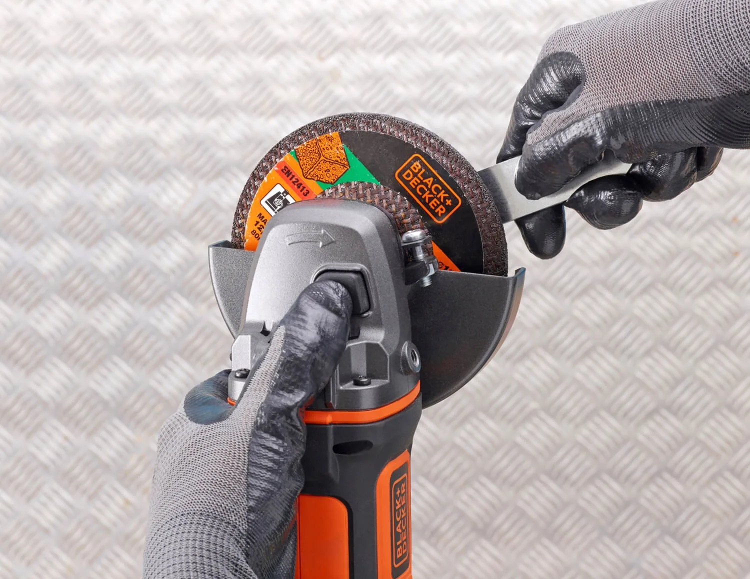 Угловая шлифовальная машина - аккумуляторная болгарка BLACK+DECKER BCG720N